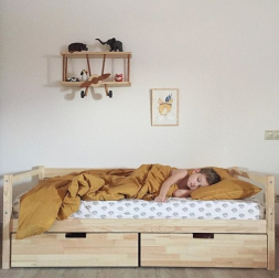 Деревянная кровать-тахта Svogen натура